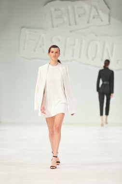Zagreb, Hırvatistan - 24 Mart 2018: 'Fashion.hr' defilede Mateyaneira tarafından tasarlanan kıyafetleri moda modeli