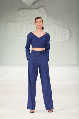 Zagreb, Hırvatistan - 24 Mart 2018: 'Fashion.hr' defilede Mateyaneira tarafından tasarlanan kıyafetleri moda modeli
