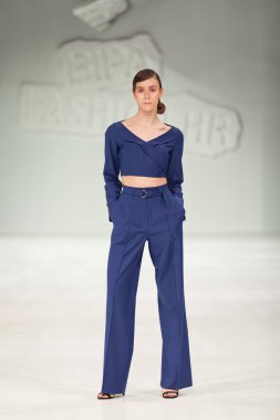 Zagreb, Hırvatistan - 24 Mart 2018: 'Fashion.hr' defilede Mateyaneira tarafından tasarlanan kıyafetleri moda modeli