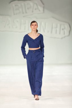 Zagreb, Hırvatistan - 24 Mart 2018: 'Fashion.hr' defilede Mateyaneira tarafından tasarlanan kıyafetleri moda modeli