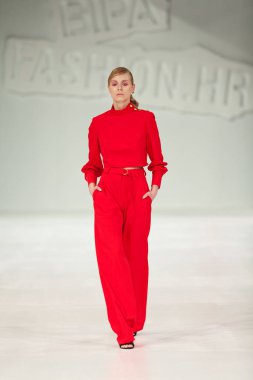 Zagreb, Hırvatistan - 24 Mart 2018: 'Fashion.hr' defilede Mateyaneira tarafından tasarlanan kıyafetleri moda modeli
