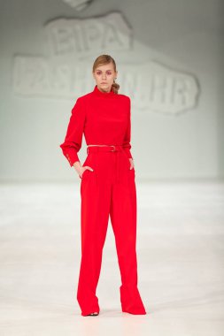 Zagreb, Hırvatistan - 24 Mart 2018: 'Fashion.hr' defilede Mateyaneira tarafından tasarlanan kıyafetleri moda modeli