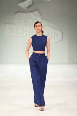 Zagreb, Hırvatistan - 24 Mart 2018: 'Fashion.hr' defilede Mateyaneira tarafından tasarlanan kıyafetleri moda modeli