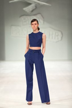 Zagreb, Hırvatistan - 24 Mart 2018: 'Fashion.hr' defilede Mateyaneira tarafından tasarlanan kıyafetleri moda modeli
