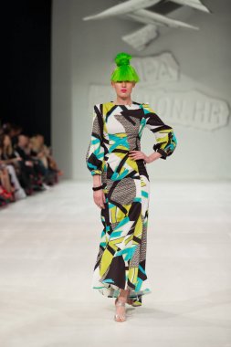Zagreb, Hırvatistan - 24 Mart 2018: Zoran Aragovic - 'Fashion.hr' moda gösterisi ısırık My Style tarafından tasarlanan kıyafetleri moda modeli