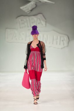 Zagreb, Hırvatistan - 24 Mart 2018: Zoran Aragovic - 'Fashion.hr' moda gösterisi ısırık My Style tarafından tasarlanan kıyafetleri moda modeli