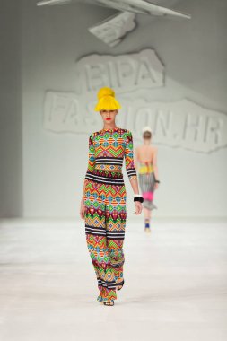 Zagreb, Hırvatistan - 24 Mart 2018: Zoran Aragovic - 'Fashion.hr' moda gösterisi ısırık My Style tarafından tasarlanan kıyafetleri moda modeli