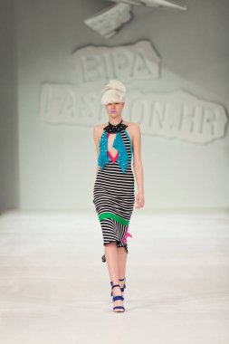 Zagreb, Hırvatistan - 24 Mart 2018: Zoran Aragovic - 'Fashion.hr' moda gösterisi ısırık My Style tarafından tasarlanan kıyafetleri moda modeli