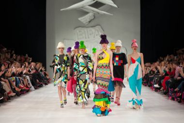 Zagreb, Hırvatistan - 24 Mart 2018: Zoran Aragovic - 'Fashion.hr' moda gösterisi ısırık My Style tarafından tasarlanan kıyafetleri moda modeli
