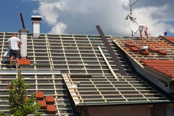 Trabalhadores no telhado — Fotografia de Stock