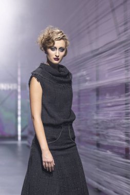 Zagreb, Hırvatistan - 26 Ekim 2019: Moda modeli Marina Design tarafından 'Moda Şovu' nda tasarlanmış giysiler giyiyor