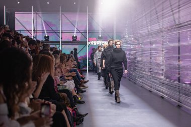Zagreb, Hırvatistan - 26 Ekim 2019: Marina Design 'in moda defilesinin son kirliliği
