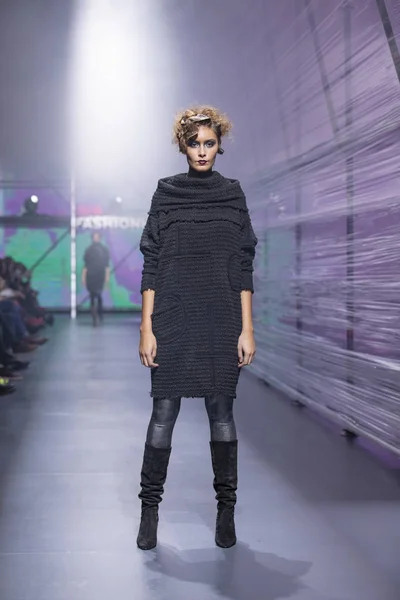 克罗地亚萨格勒布 2019年10月26日 时装模特穿着由Marina Design在 Fashion 时装秀上设计的服装 — 图库照片