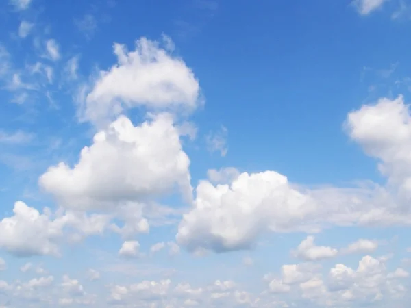 Mavi gökyüzü ve bir sürü beyaz bulut — Stok fotoğraf