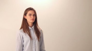 Kadın bir şey işaret
