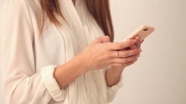 Cep telefonu kullanan kadın