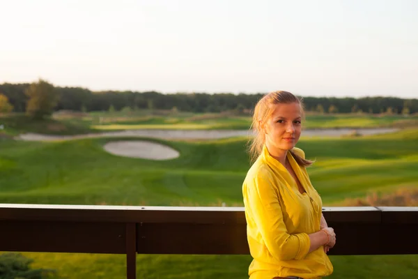 Femme debout sur le fond du champ — Photo