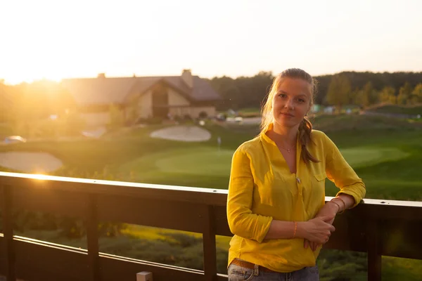 Frau steht auf der Terrasse — Stockfoto