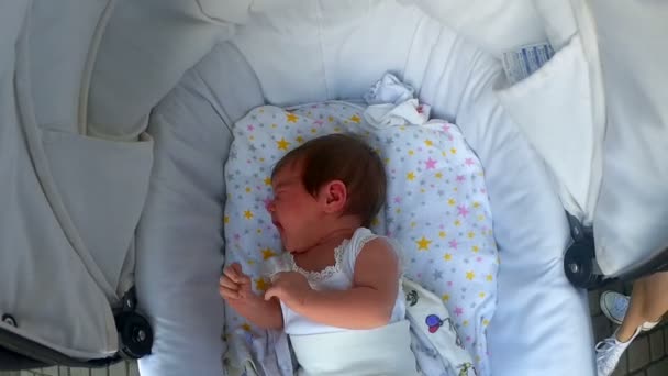 Dítě ležící v kočárku a pláč — Stock video