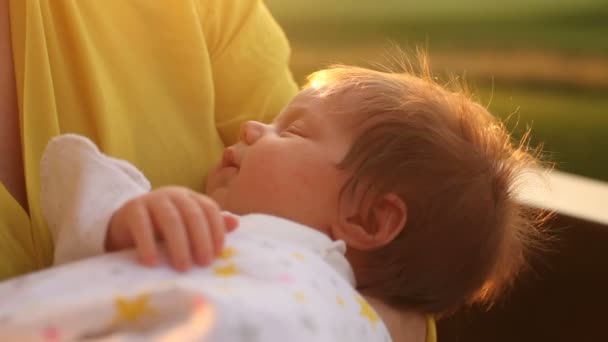 Bambino che dorme sulle mani delle madri — Video Stock