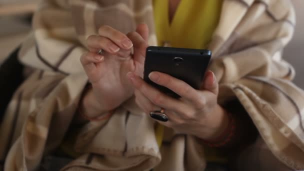 Женщина с помощью смартфона — стоковое видео