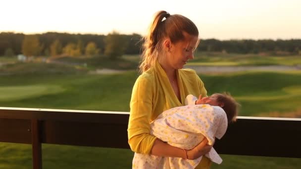 女性は彼女の赤ん坊を抱か — ストック動画