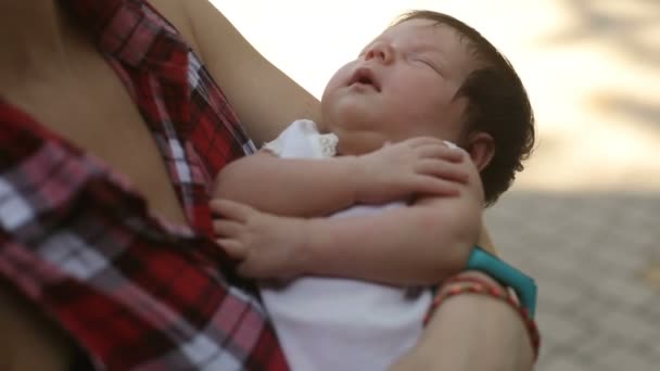 Baby som sover på mödrar händer — Stockvideo