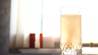 Doz vitamin tablet cam su ile düştü