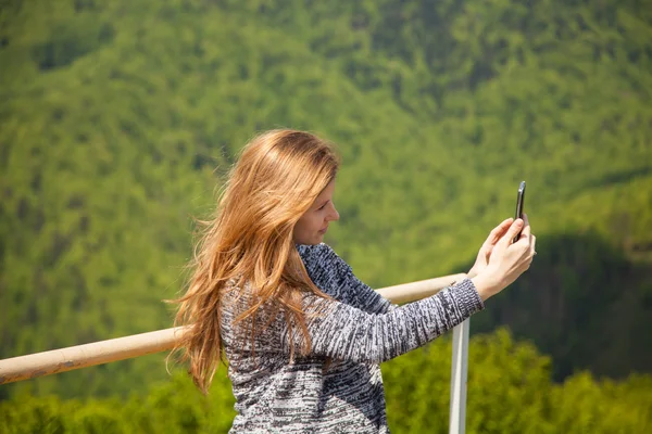 Молодая женщина фотографирует природу — стоковое фото