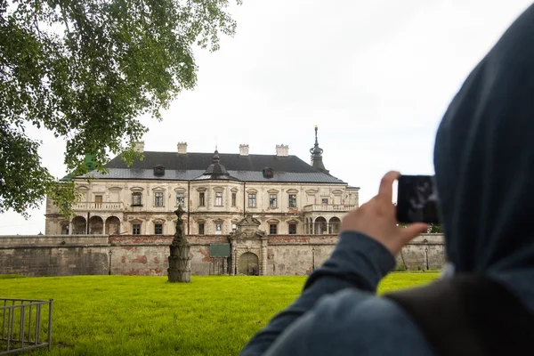 Man taking photos of mansion — Stock Photo, Image