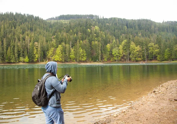 Gölün fotoğraflarını çeken adam. — Stok fotoğraf
