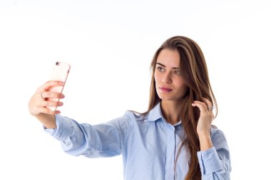 Kadın selfie çekiyor.