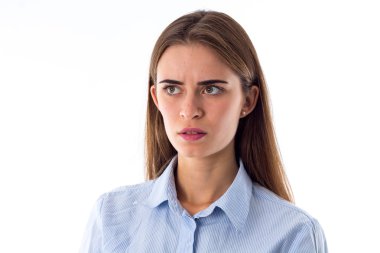 Genç bayan korkmuş görünüyor.