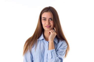 Gizemli bir şekilde gülümseyen kadın