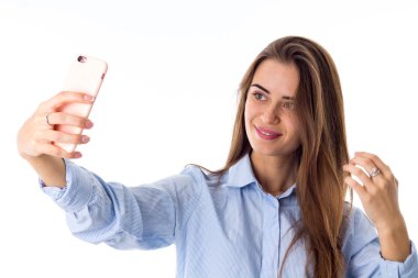 Kadın selfie çekiyor.