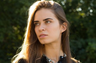 Arka plan ağaç üzerinde genç kadın