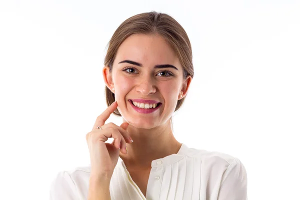 Lachende vrouw bedrijf hand in de buurt van het gezicht — Stockfoto