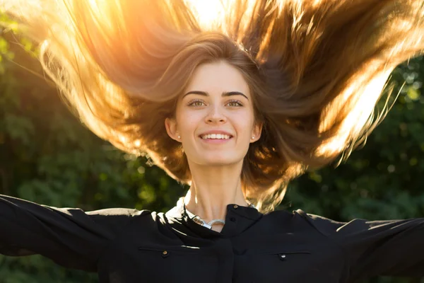 Kvinnan kastar upp hennes långa hår — Stockfoto