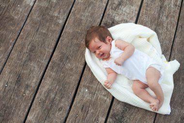 Bebek battaniye ahşap zemin üzerinde yatan