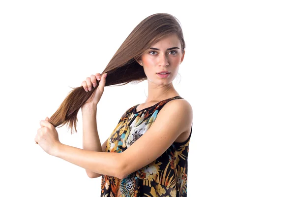 Mladá žena drží své vlasy — Stock fotografie