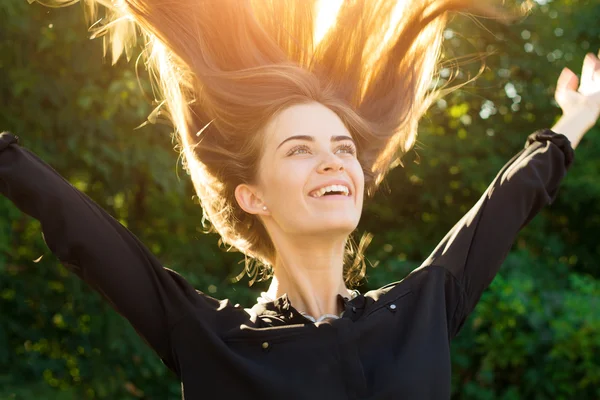 Vrouw overgeven aan haar lange haren — Stockfoto