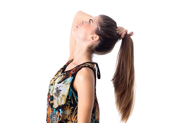 Jovem mulher fixando seu cabelo — Fotografia de Stock