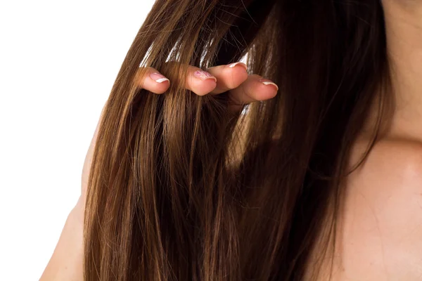 Женские пальцы касаются волос — стоковое фото