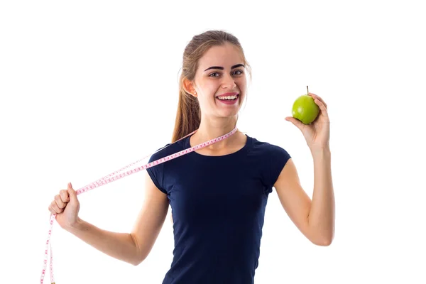 Femme avec centimètre tenant une pomme — Photo