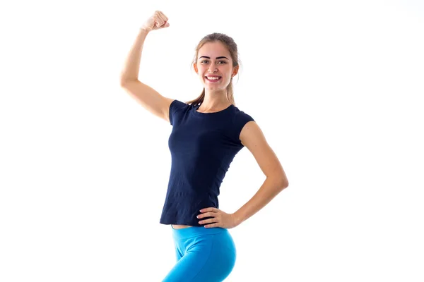 Mujer sonriente mostrando bíceps —  Fotos de Stock