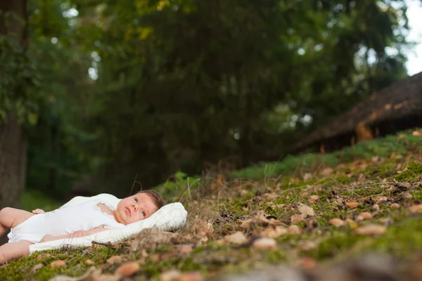 Bébé couché sur la couverture sur l'herbe — Photo