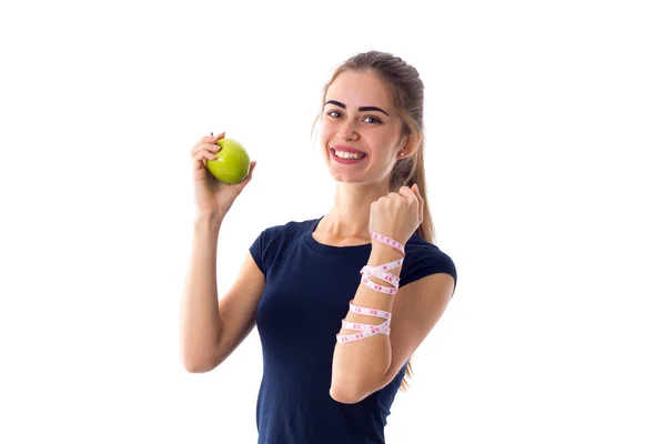 Bir elma tutan santimetre olan kadın — Stok fotoğraf