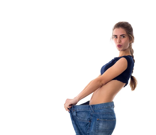 Frau trägt Jeans von viel größerer Größe — Stockfoto