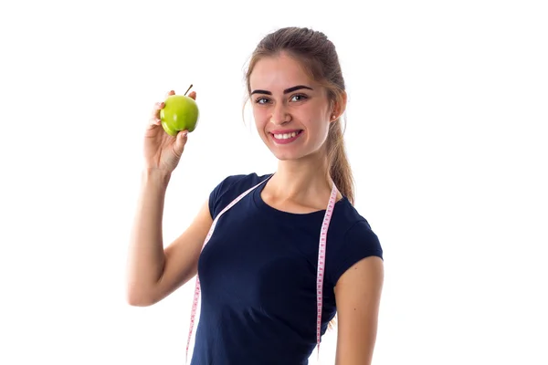 Женщина с сантиметром держит яблоко — стоковое фото