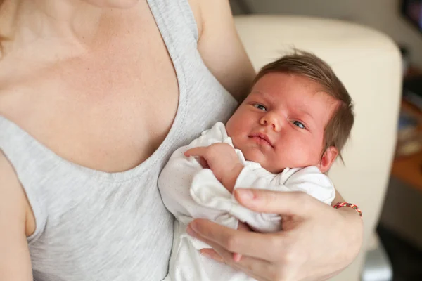 小さな赤ちゃんを保持している女性 — ストック写真